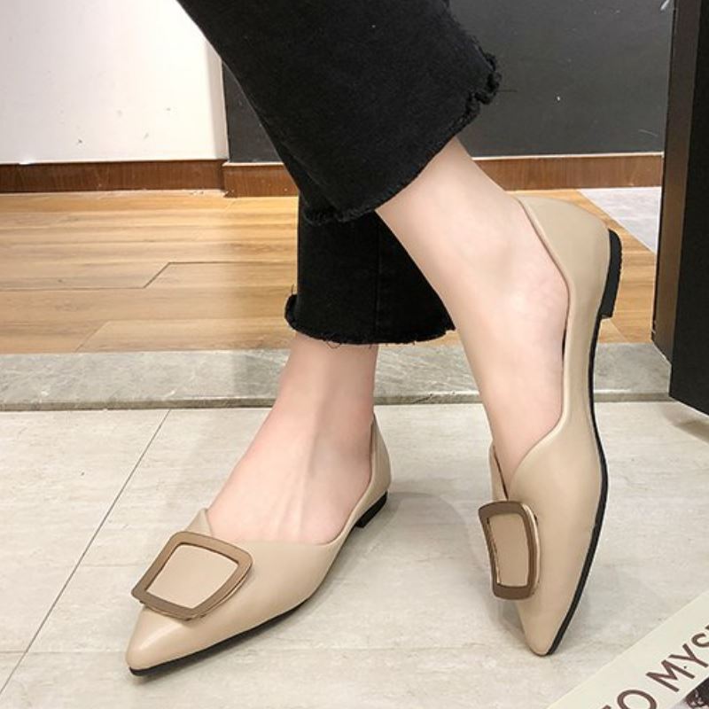 Cream pointed pumps