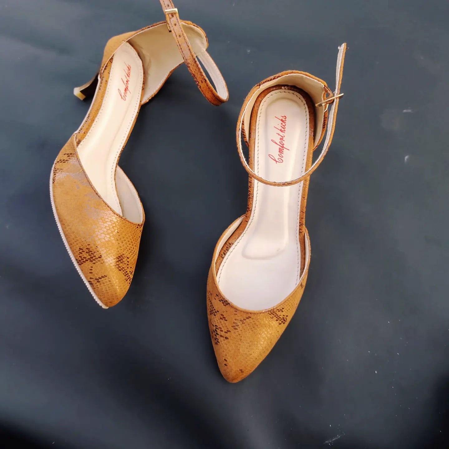 BROWN HEELS COROCDILE TEXTURE