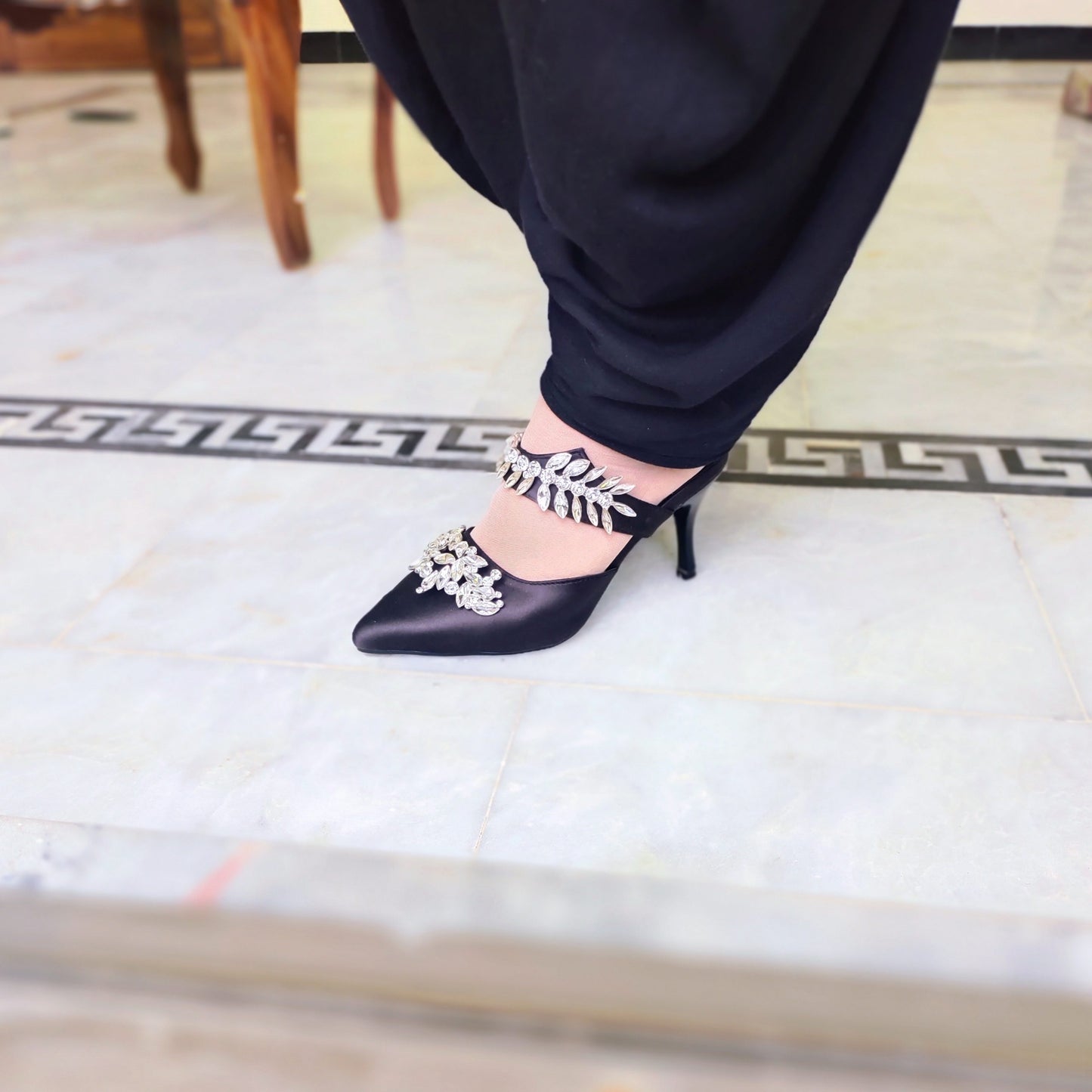 EMBALISHED LUXARY HEEL