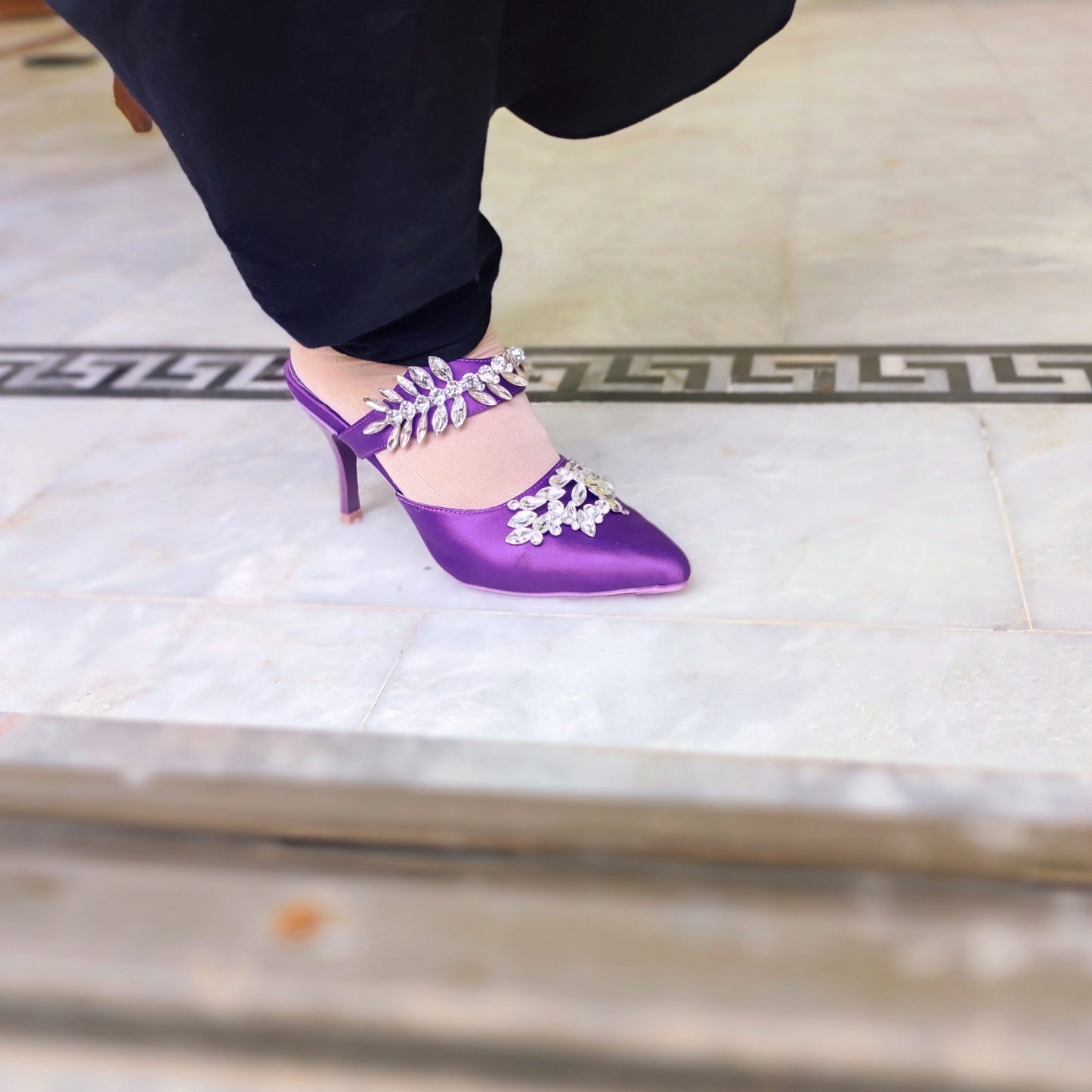 EMBALISHED LUXARY HEEL